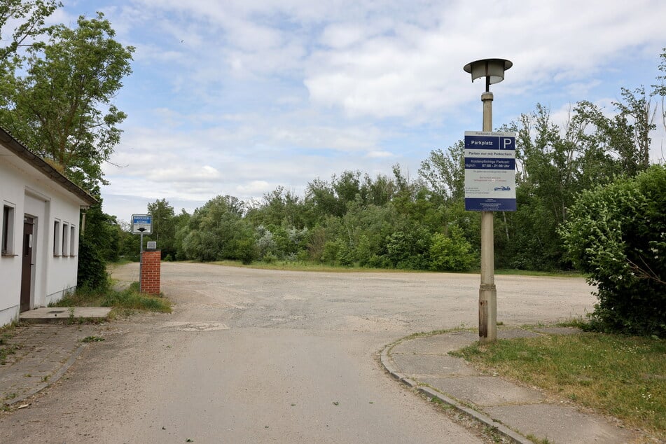 Der Leichenfundort: Der Schotter-Parkplatz am Südufer des Kulkwitzer Sees - hier lag die Tote im Gebüsch.