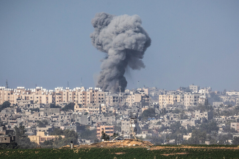 Rauch steigt nach israelischen Luftangriffen über dem Gazastreifen auf.