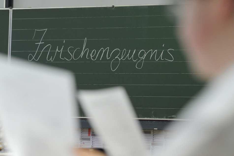 Zwischenzeugnisse gibt es am Freist in Bayern nur für die Schüler, die an diesem Tag Unterricht im Schulgebäude haben. (Symbolbild)