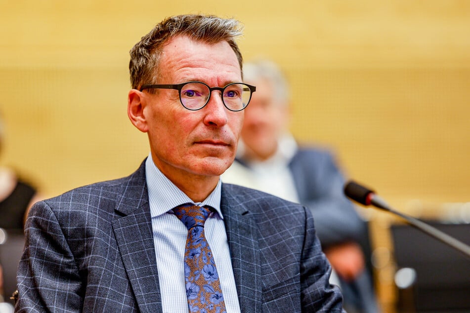 Der leitende Oberstaatsanwalt Georg-Friedrich Güntge erklärte, dass in sämtlichen Verfahren der Tatbestand der Volksverhetzung geprüft werde.