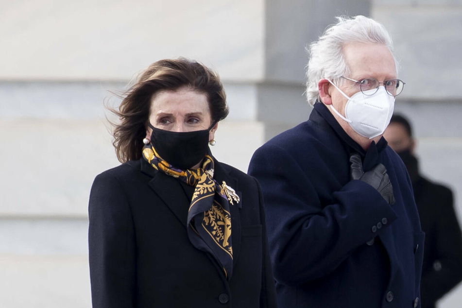 Speaker of the House Nancy Pelosi (l.) with Senate Minority Leader Mitch McConnell.