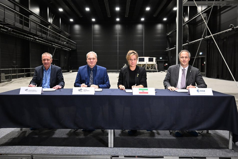 Unterzeichneten am Donnerstag eine Absichtserklärung (v.l.): Klaus Hamacher, stellvertretender Vorsitzender des DLR-Vorstandes, Dr. Walther Pelzer, DLR-Vorstand und Generaldirektor der Deutschen Raumfahrtagentur im DLR, Mona Neubaur, stellvertretende Ministerpräsidentin des Landes Nordrhein-Westfalen, und Daniel Neuenschwander, Direktor für astronautische und robotische Exploration bei der ESA.
