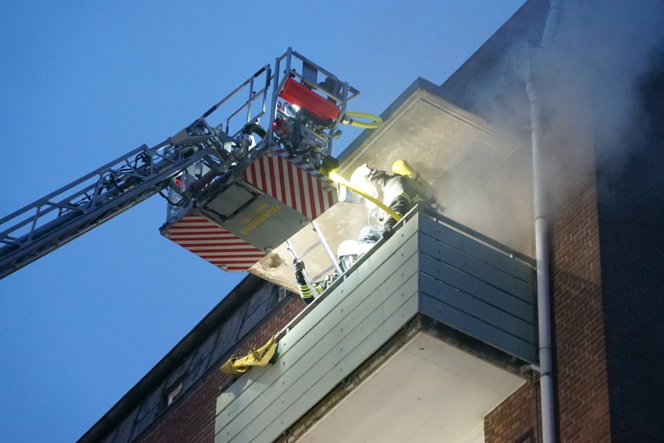 Via Drehleiter gelangten die Einsatzkräfte in die Brandwohnung.