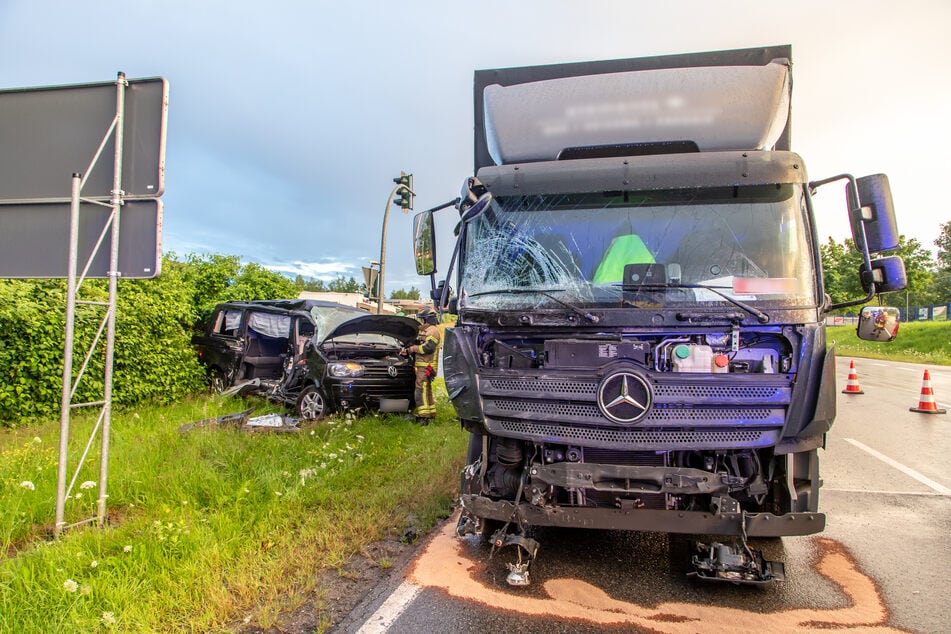 Am Donnerstagmorgen sind auf der B180 in Stollberg ein Lkw und ein Multivan zusammengestoßen.