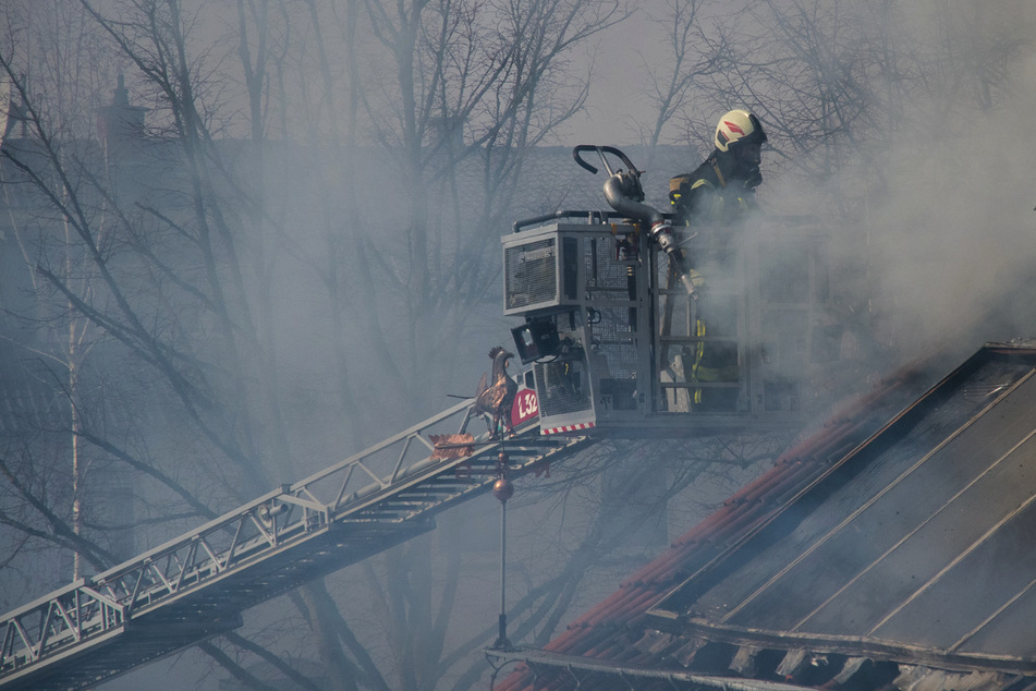 Oldtimer-Werkstatt brennt: 200.000 Euro Schaden, zwei Personen aus Dachgeschoss gerettet