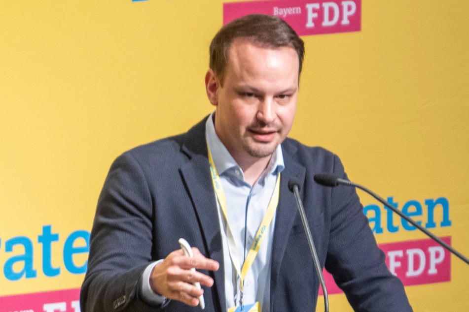 Der zuletzt noch amtierende Landes-Vize Matthias Fischbach (37) ist nun der neue Boss in der Bayern-FDP. Das war allerdings nicht von Anfang an klar.