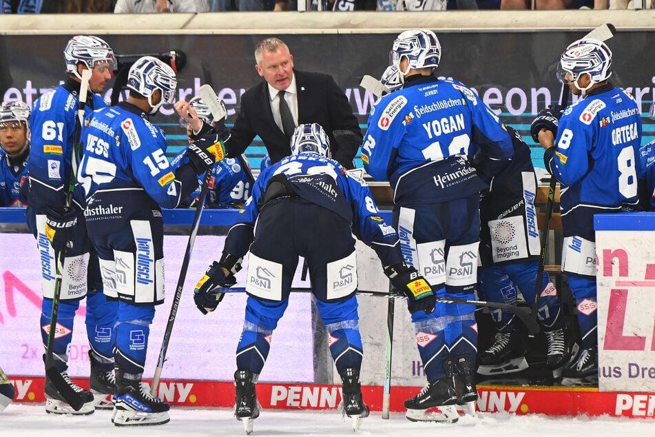 Niklas Sundblad (52, h.) will jetzt mit seinem Team nach vorn schauen und hat das 2:8 gegen Nürnberg abgehakt.