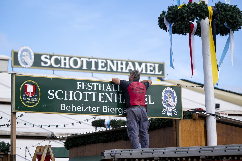 Die letzten Aufbauarbeiten auf der Theresienwiese laufen: Am Samstag geht's los!