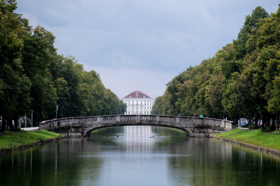 Die Tat ereignete sich im Bereich der Südlichen Auffahrtsallee in der Nähe des Nymphenburger Schlosskanals in München.