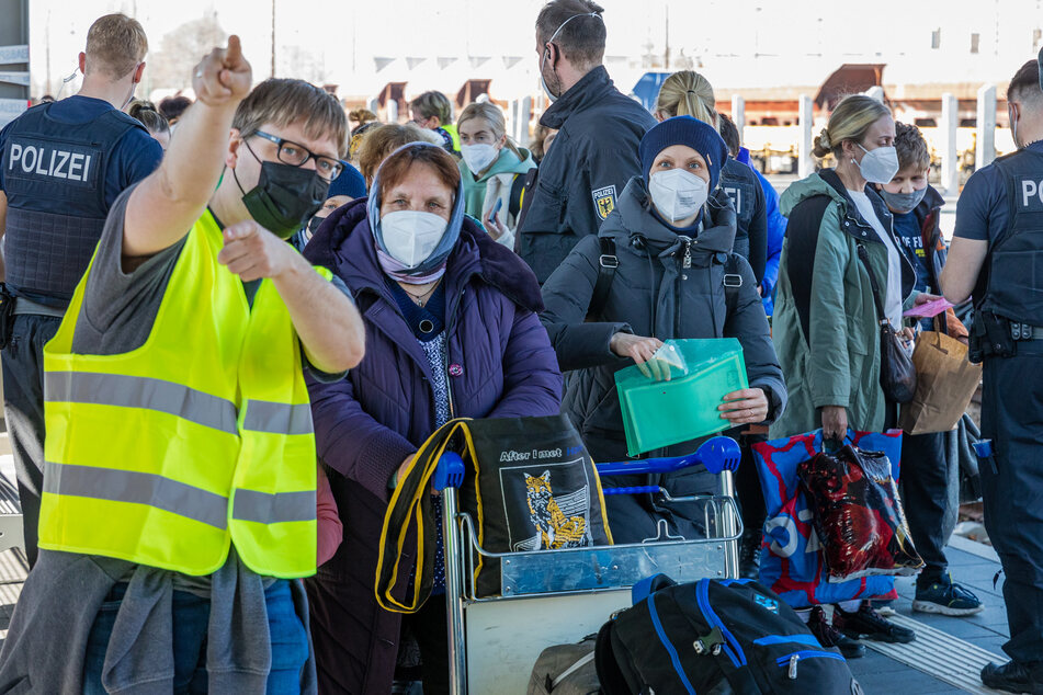 Flüchtlinge aus der Ukraine werden von Helfern in Cottbus empfangen.