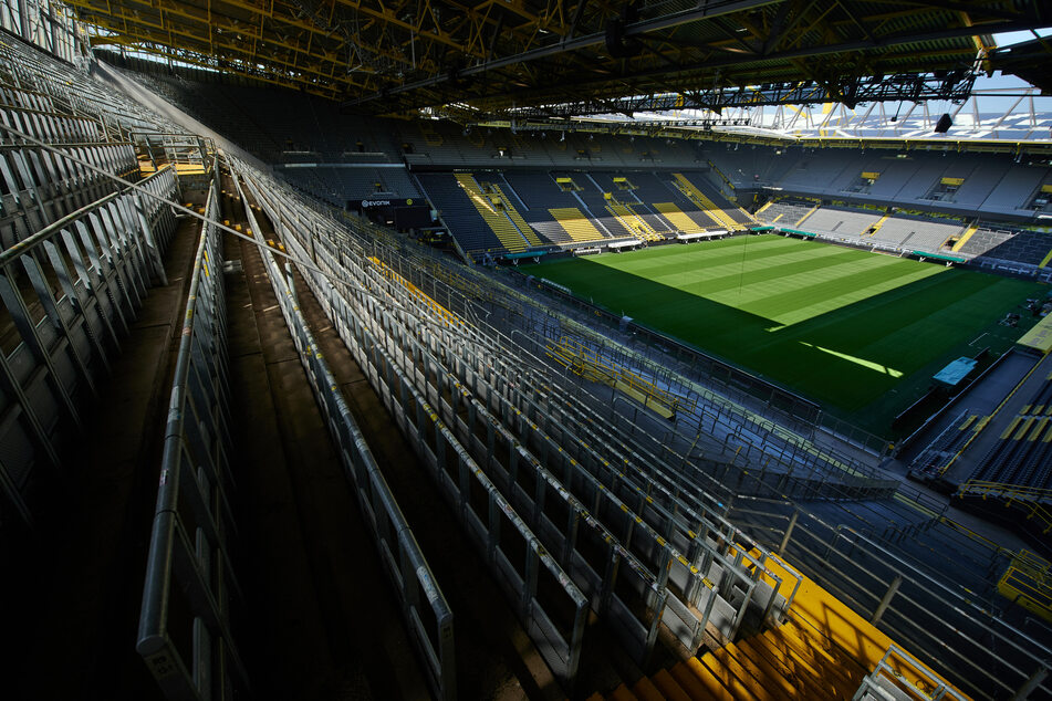 Der Blick von der Südtribüne des Signal Iduna Park, Stadion von Borussia Dortmund, auf das Spielfeld.