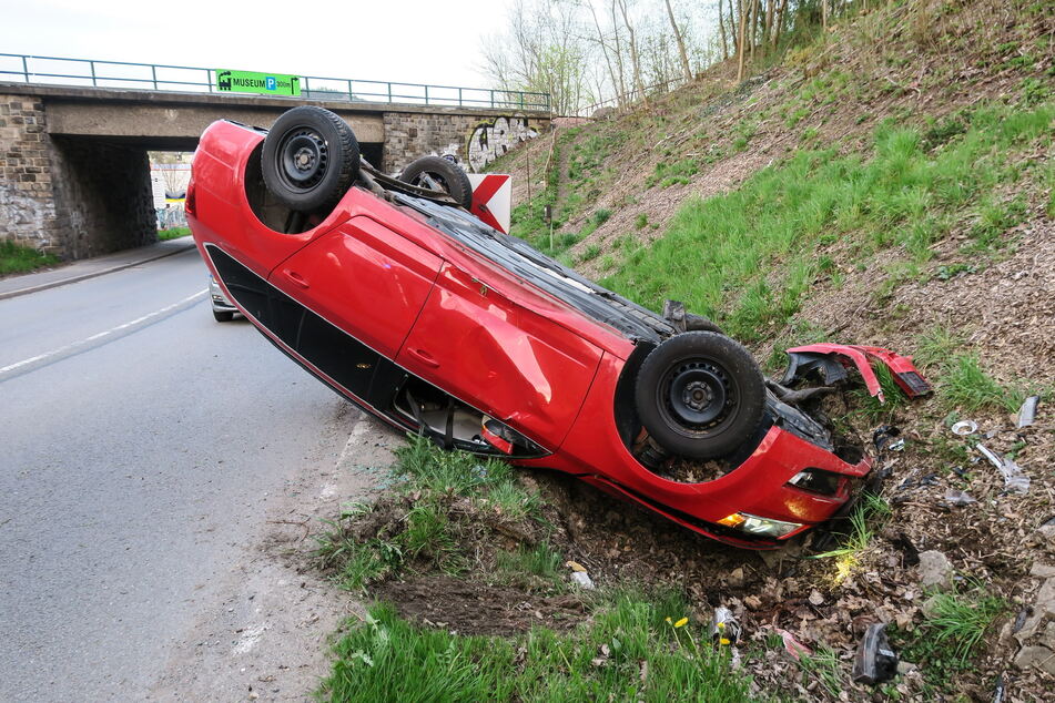 Der Skoda-Fahrer wurde bei dem Unfall offenbar leicht verletzt.