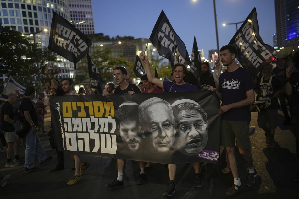 Menschen nehmen an einer Demonstration teil, die das Ende des Krieges und die sofortige Freilassung der Geiseln fordert, die von der Hamas im Gazastreifen festgehalten werden.
