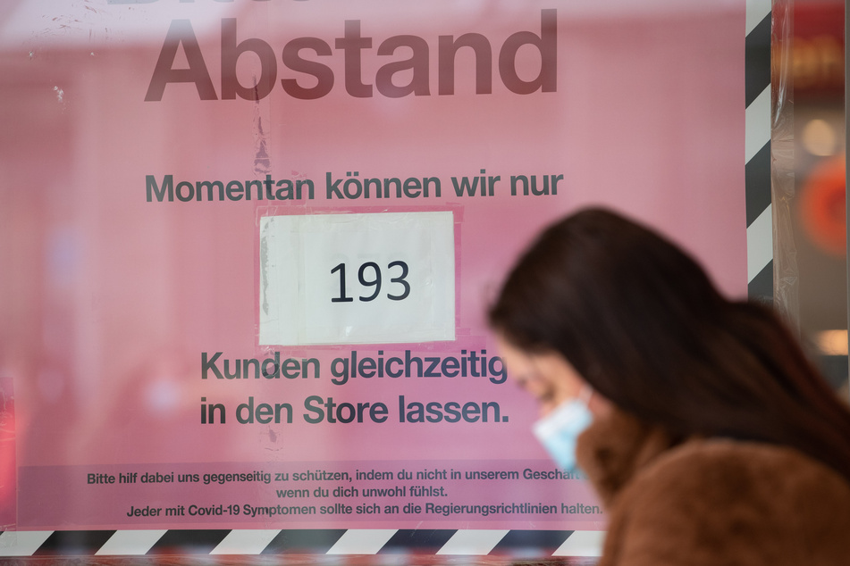 Geimpfte und Genesene müssen im Einzelhandel in NRW ab Montag keinen negativen Schnelltest mehr vorweisen.