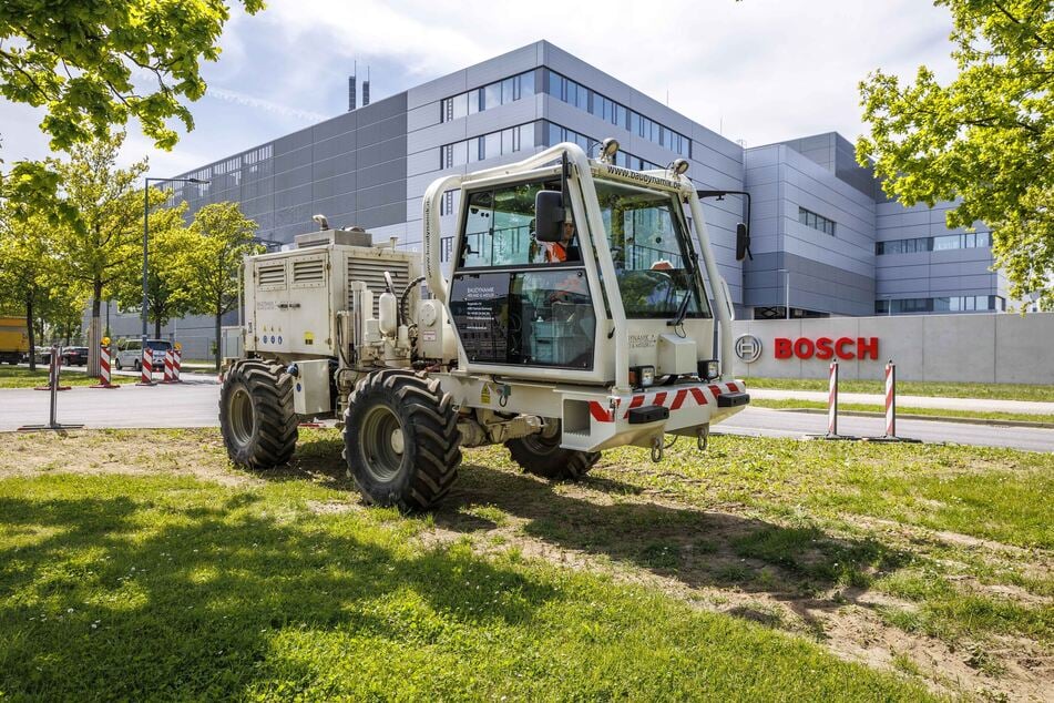 Sieht eigentlich ganz unscheinbar aus. Doch dieses Fahrzeug erzeugt Schwingungen im Boden.