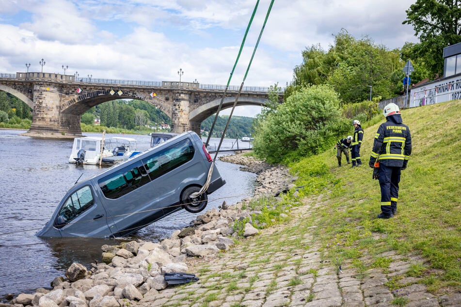 Der Kleinbus der Marke Renault musste per Kran aus dem kühlen Nass gezogen werden.