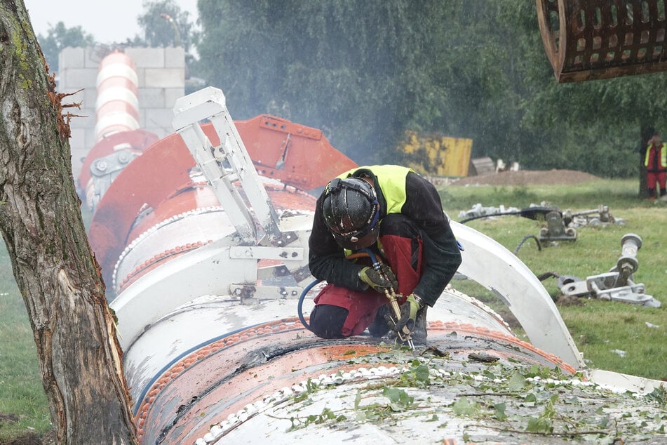 Nach der Sprengung wurde der Funkturm zersägt.