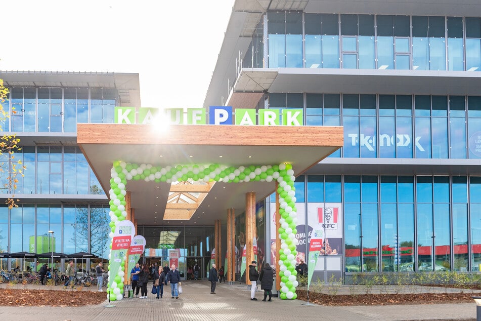 Beim Kunst-, Antik- und Trödelmarkt am Kaufpark Nickern können Besucher stöbern und Schnäppchen machen.
