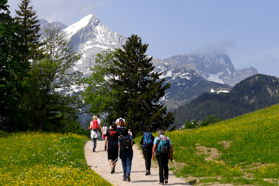 Wanderer gehen am Eckbauer Richtung Alpspitze im Wettersteingebirge. In diesem Corona-Sommer stürmen Erholungssuchende mehr denn je Bayerns Alpenidylle.