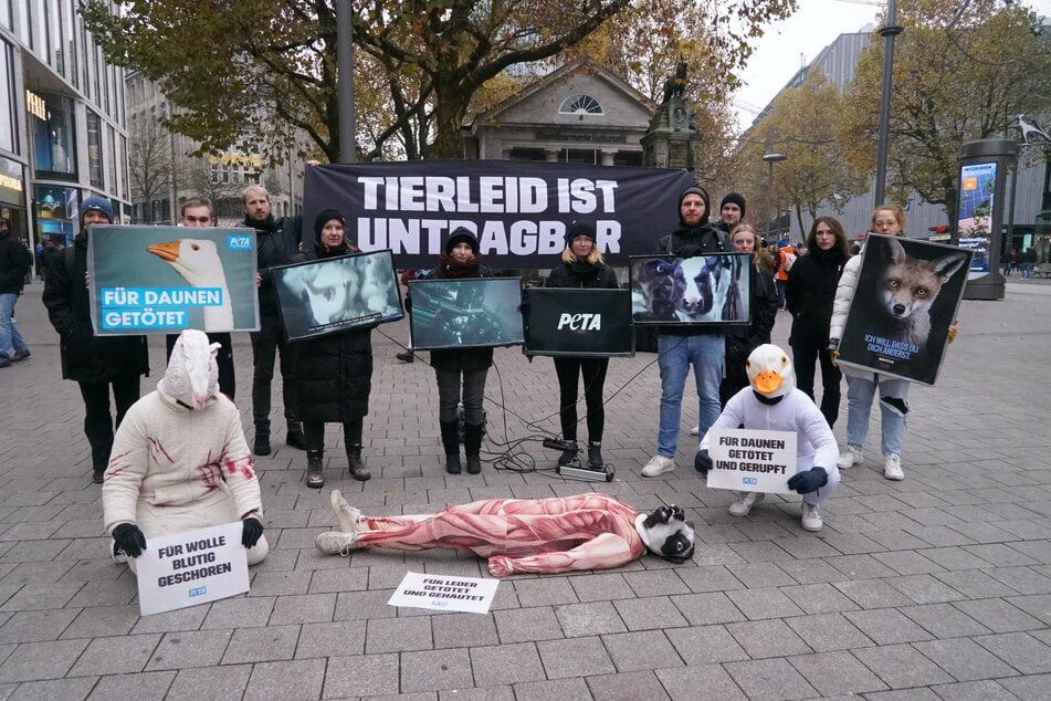 Das Streetteam von PETA demonstrierte am Samstagmittag gegen Tierqualprodukte in der Modeindustrie.