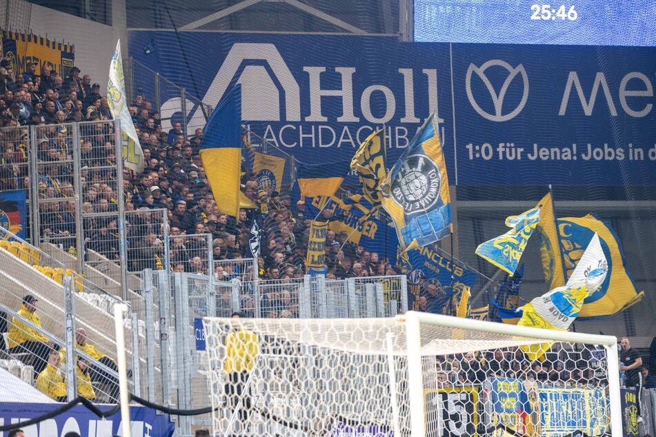 800 Lok-Fans reisten Mittwochabend nach Jena - mehr durften nicht rein.