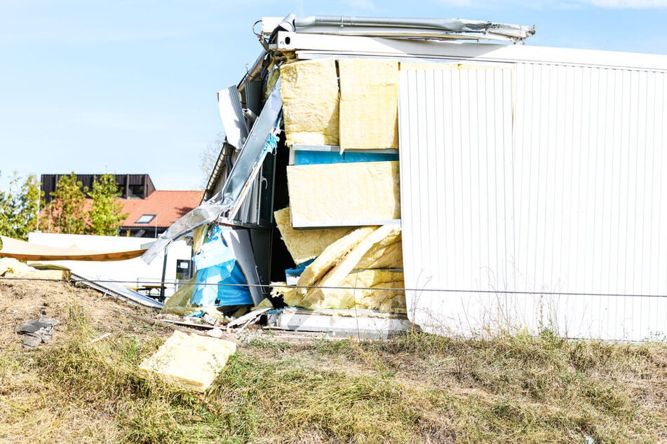 Durch den Aufprall wurde der Container erheblich beschädigt.
