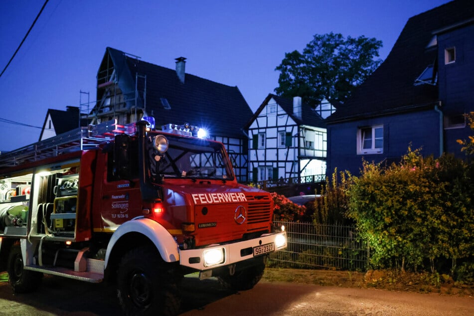 Gegen 5 Uhr am frühen Freitagmorgen wurde die Feuerwehr zu einem Brand in der Hofanlage "Keusenhof" in Solingen gerufen.