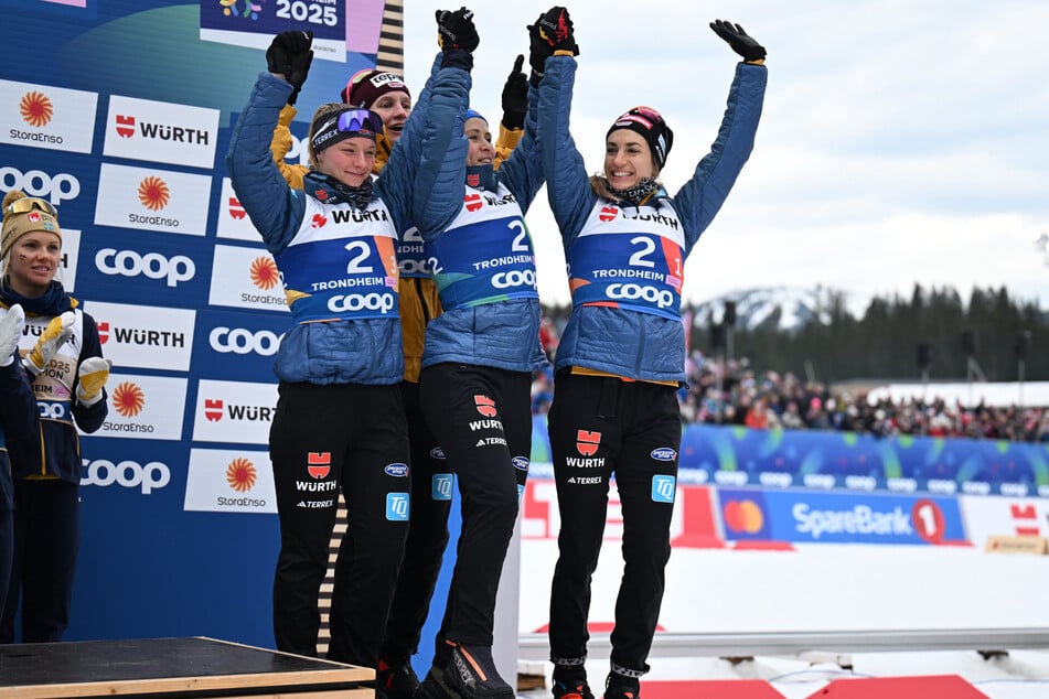 Pia Fink (29, v.r.), Katharina Hennig (28), Victoria Carl (29) und Helen Hoffmann (23) haben dem deutschen Langlauf-Team die erste Medaille bei der Nordischen Ski-WM geholt.