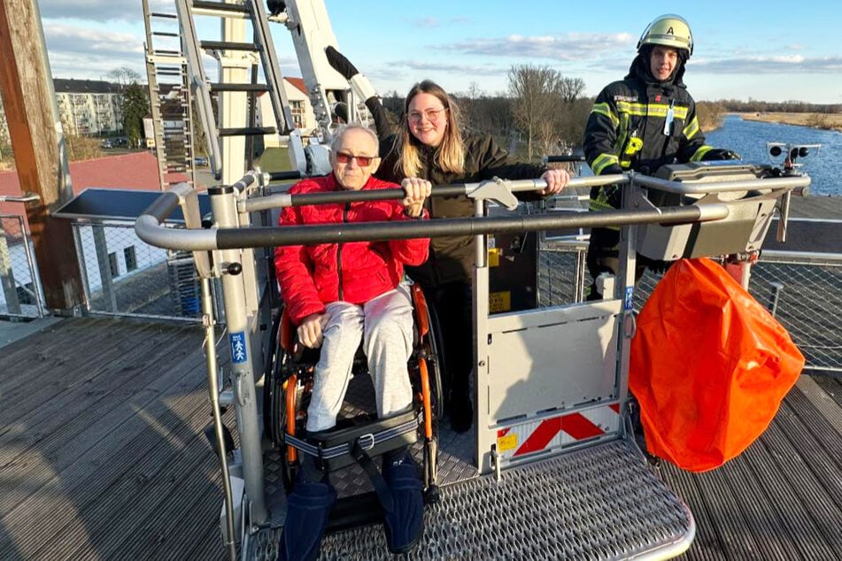 Wolfhard Wagner (71, l.) posierte nach der Rettungsaktion noch lässig für ein Foto.