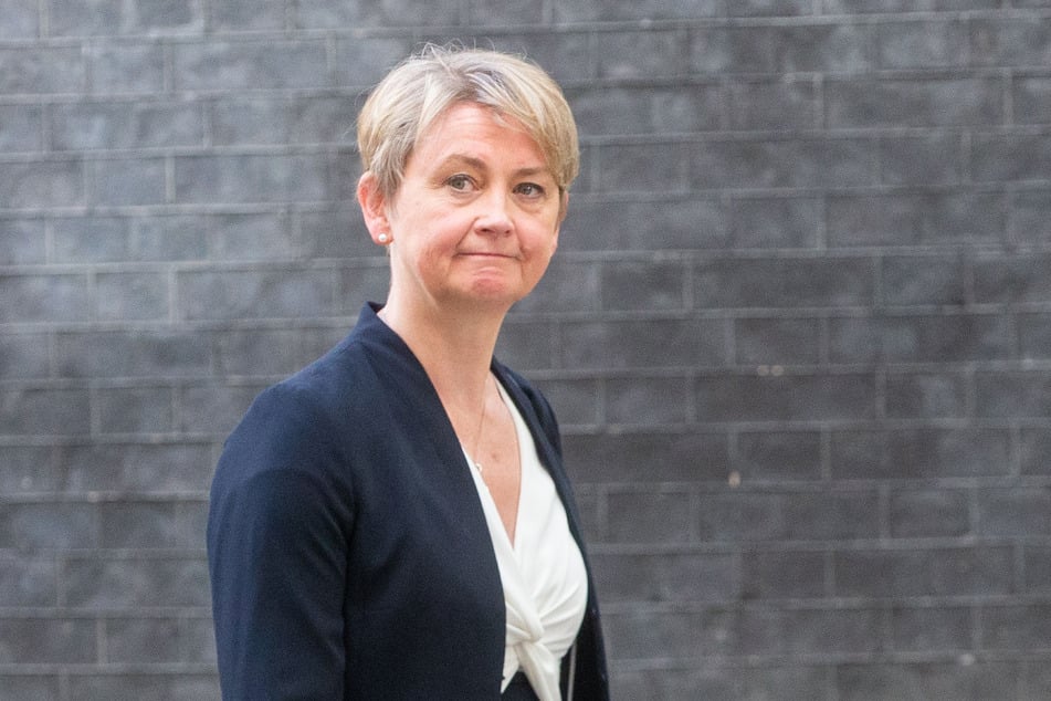 Laut den Plänen der britischen Innenministerin Yvette Cooper (55) soll die Regelung nicht nur für Erwachsene gelten.