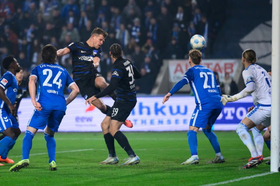 Nach einer Ecke schraubte sich Florian Niederlechner hoch und köpfte zum 2:1 für die Hertha ein.