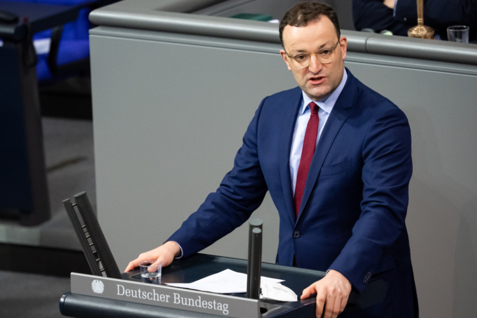 Bundesgesundheitsminister Jens Spahn spricht während der Aktuellen Stunde in der Plenarsitzung im Deutschen Bundestag.