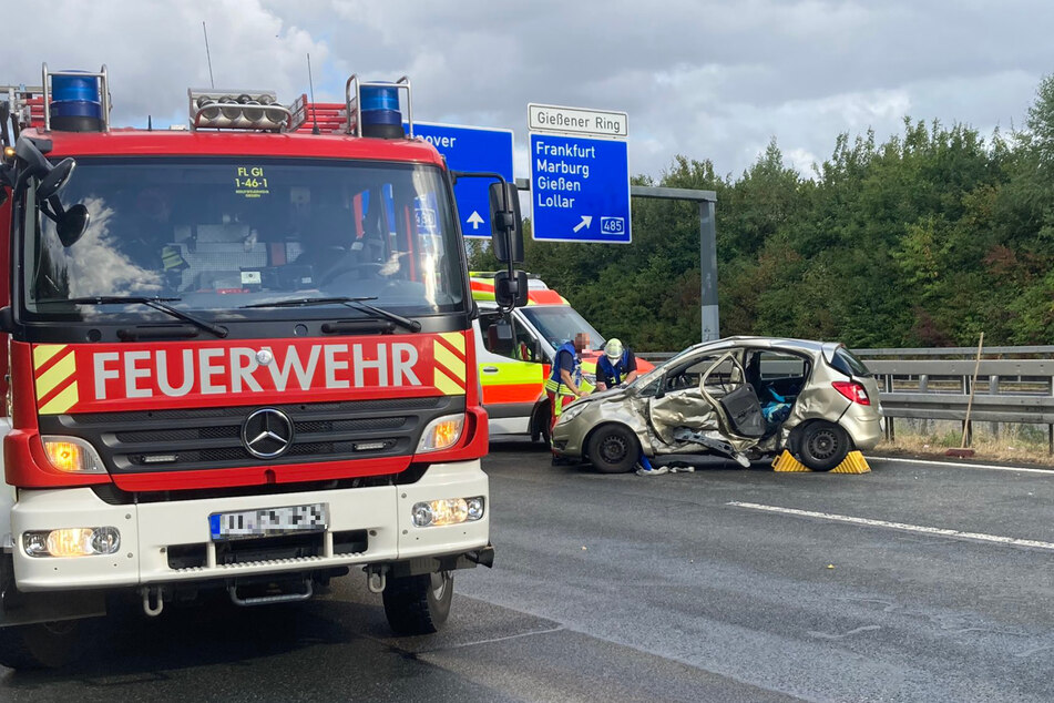 Auf der A480 bei Gießen verunfallte am Freitagnachmittag eine Frau mit ihren beiden Söhnen. Die 41-jährige Mutter kam dabei ums Leben.