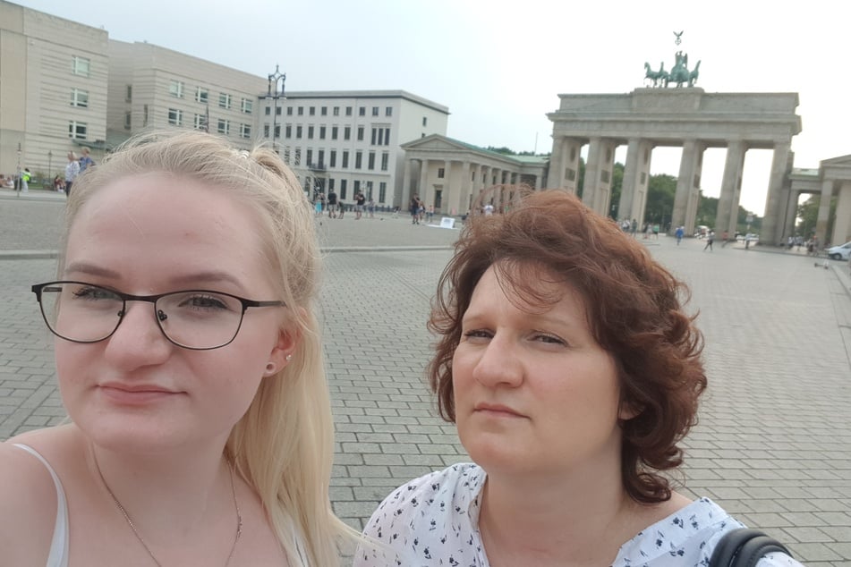 Mutter Janine Jehnich (52, r.) ist die Einzige, die wirklich zu Isabell ins Zimmer kann.