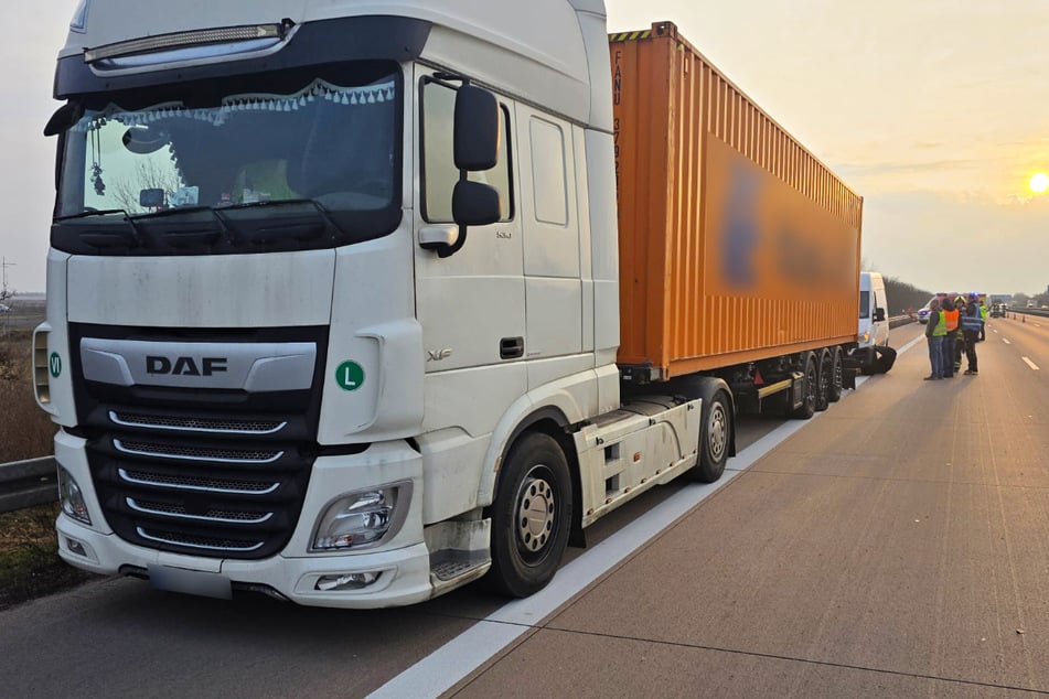 Inwieweit der Lkw und der Transporter dahinter involviert waren, ist noch unklar.