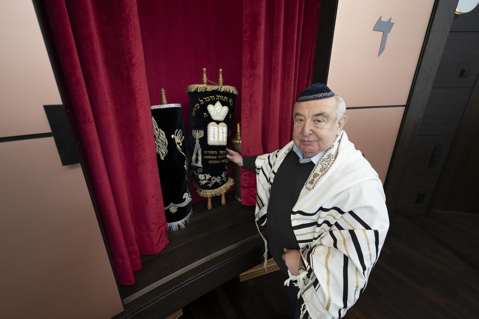 Alexander Wassermann, Vorsitzender der jüdischen Gemeinde zu Dessau, vor dem Toraschrank in der Synagoge.