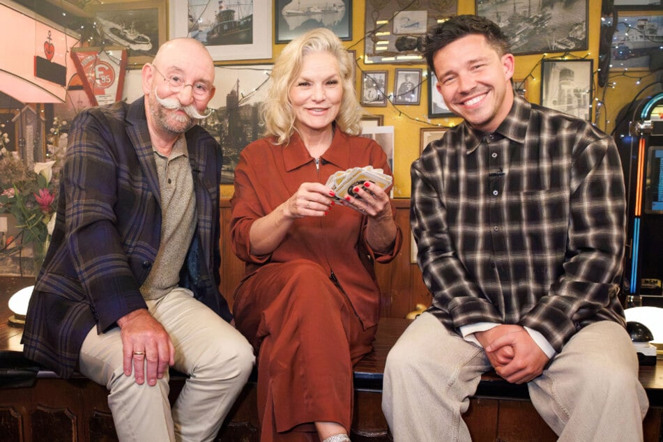 In der neuen Folge von "Inas Nacht" begrüßt Gastgeberin Ina Müller (61) TV-Koch Horst Lichter (64) und Sänger Nico Santos (33) bei sich am Tresen.