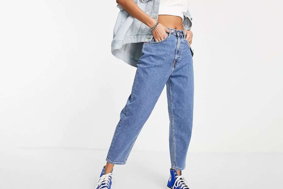 Sportliche Jeanshosen von ASOS sind die perfekte Kombination zu einem rosa Blazer.