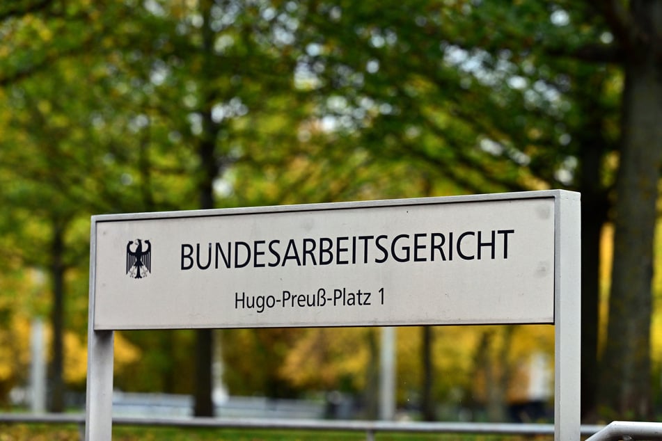Wer Elternzeit in mehreren Abschnitten nimmt, hat jedes Mal einen vorwirkenden Kündigungsschutz, das hat jetzt das Bundesarbeitsgericht entschieden.