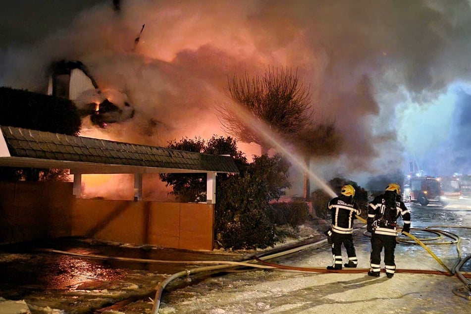 Die Feuerwehr begann sofort mit den Löschmaßnahmen und konnte ein Übergreifen auf andere Gebäude verhindern.