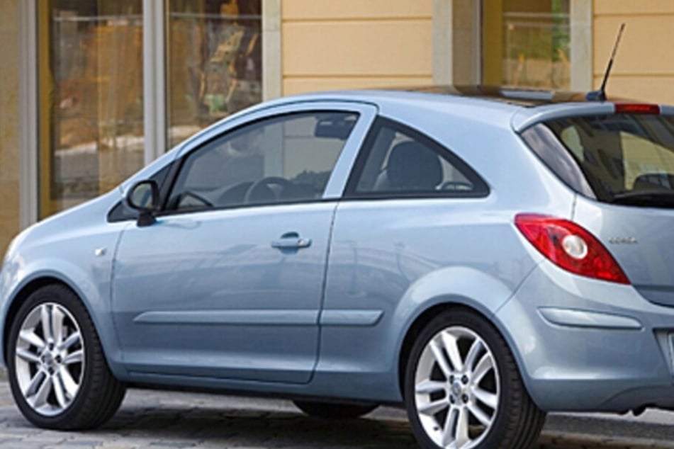 Der Fahrer des hellblauen Opel Corsa ergriff die Flucht. (Symbolbild)