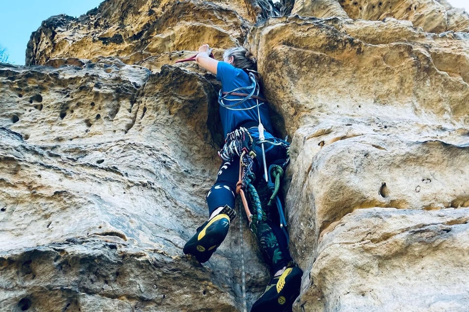 Die sächsischen Sandfelsen sind teils sehr gefährlich, da es keine Ringe gibt und Kletterer sich mit Schlingen absichern müssen.