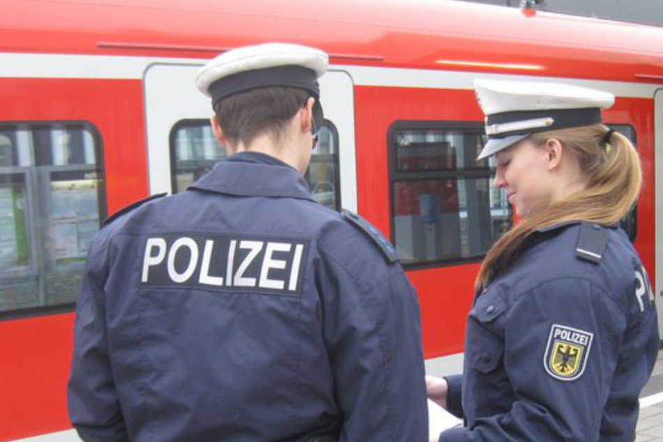 Die Polizisten konnten den renitenten Mann auf einer Toilette festnehmen. (Symbolbild)