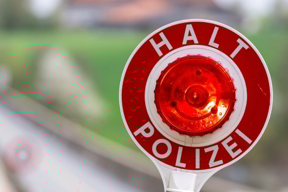 Kinder zwischen Gepäck im Kofferraum: Eltern an A3 gestoppt