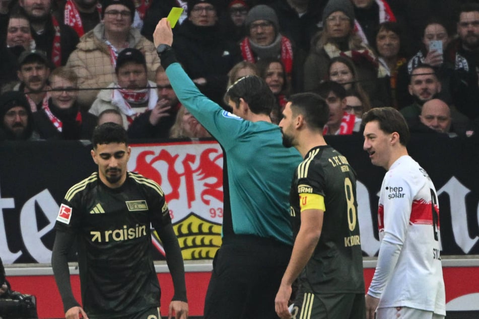 Schiedsrichter Deniz Aytekin (2.v.l.) zeigt Livan Burcu (l.) schon kurz nach dem Anpfiff die absolut berechtigte Gelbe Karte.