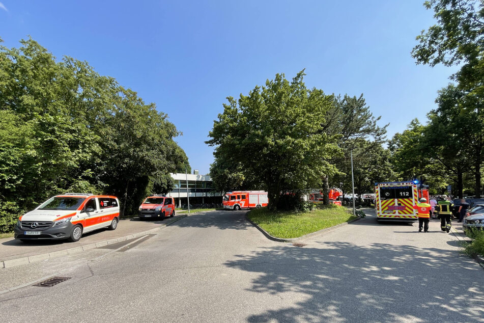 Einsatzkräfte am Dienstag am Geschwister-Scholl-Gymnasium.