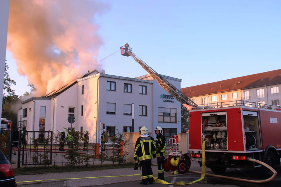 Über die Drehleiter versuchte die Feuerwehr, dem Brand Herr zu werden.