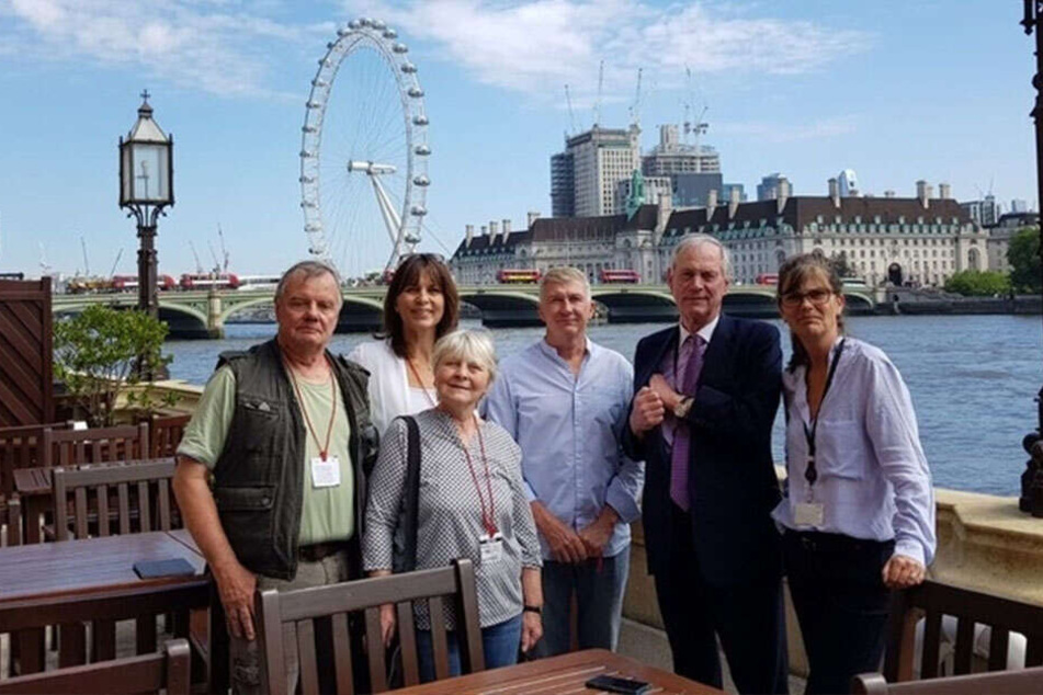 Zu Besuch in London: Hier traf Küpperbusch (l.) britische Politiker.