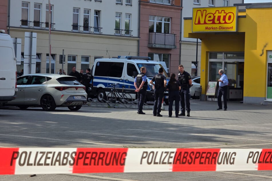 Dresden: Alarm vor Dresdner Netto-Markt: Polizei feuert Schuss ab!