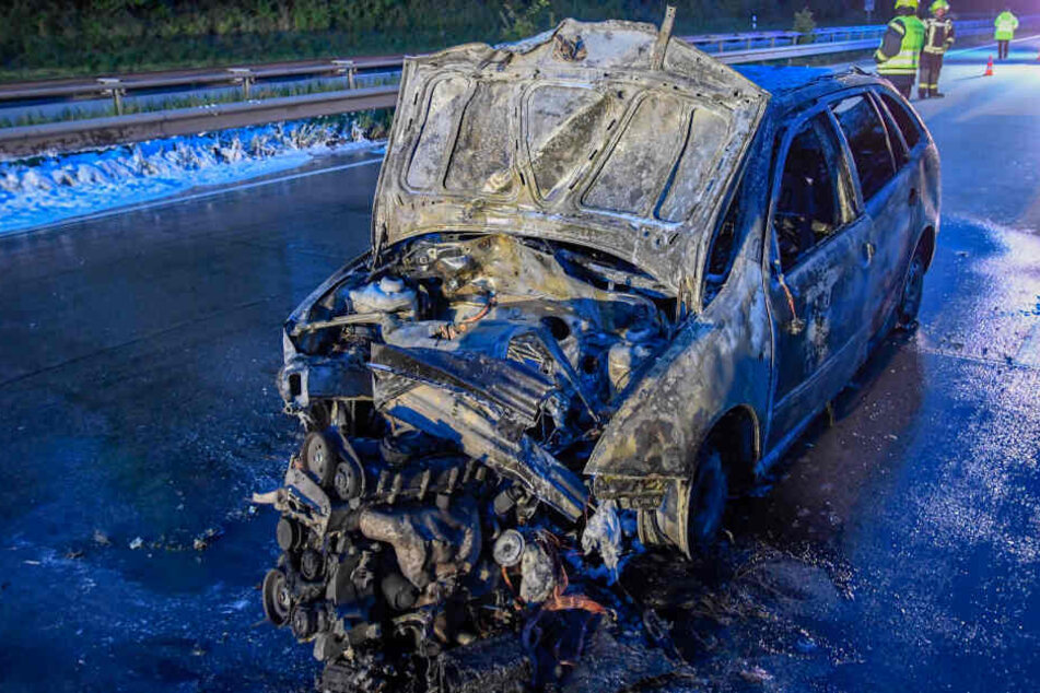Mann rettet sich in letzter Sekunde aus brennendem Auto